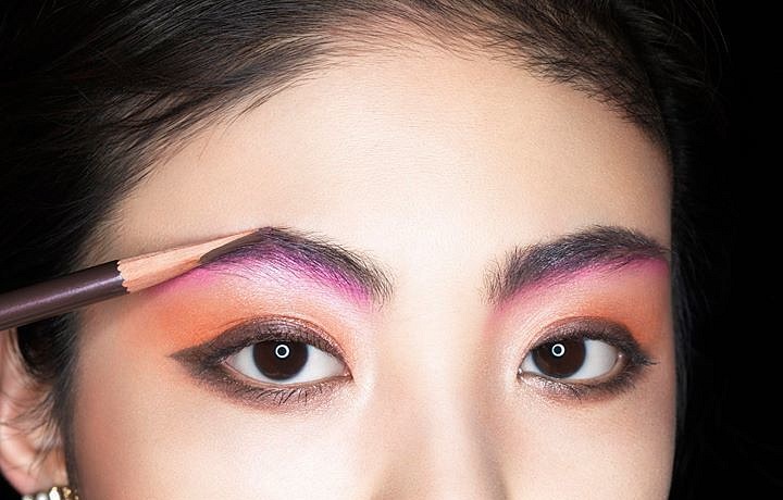Barevné oční stíny