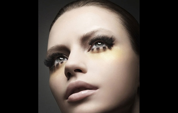 Alabastrová pleť a výrazné řasy 