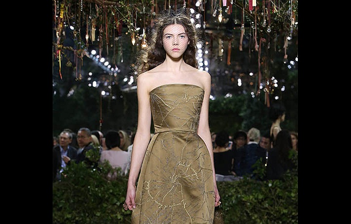 Korzetové šaty s pavoučí sítí