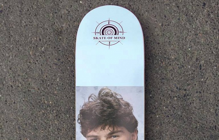 Maxim vyrábí vlastní skatey. 