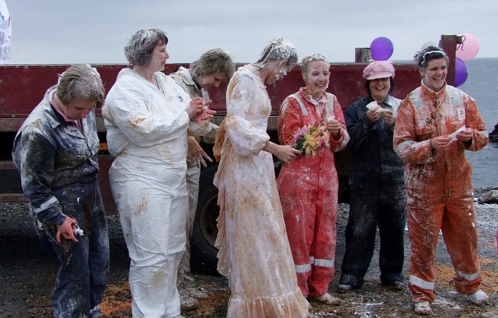 Ve Skotsku v předvečer svatby dívka dostane spršku zkaženého jídla, bláta a odpadků a poté ji ještě na několik hodin přivážou ke stromu
