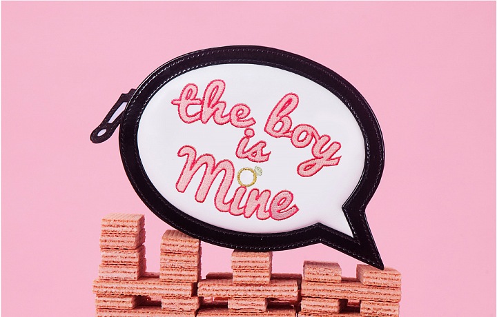 Malá kabelka jako doplněk.