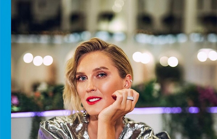 Zorce sluší i extravagantní styl líčení.