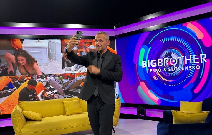 Je úspěšný, oblíbený a stal se miláčkem všech žen.