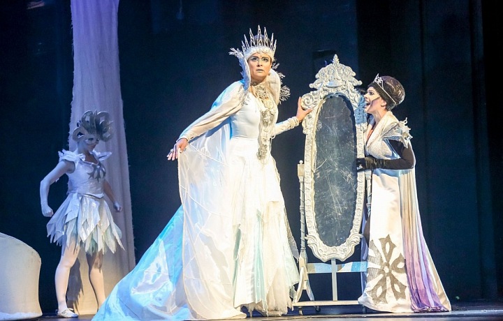 V divadle Hybernie jako Sněhová královna. 