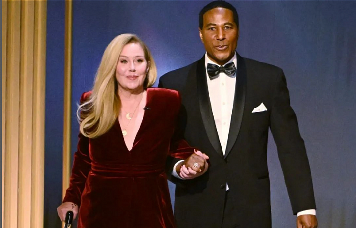 Christina Applegate si musela dát od herectví pauzu kvůli roztroušené skleróze