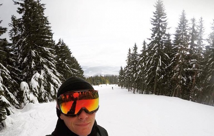 Rád si občas odskočí na snowboard.