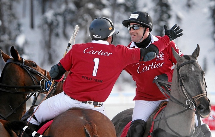 Jedním z hlavních partnerů je Cartier