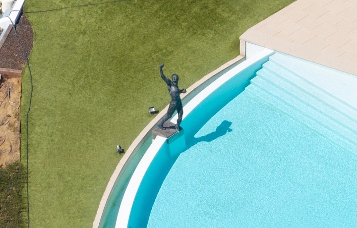 Zůstala však Rockyho socha u luxusního bazénu