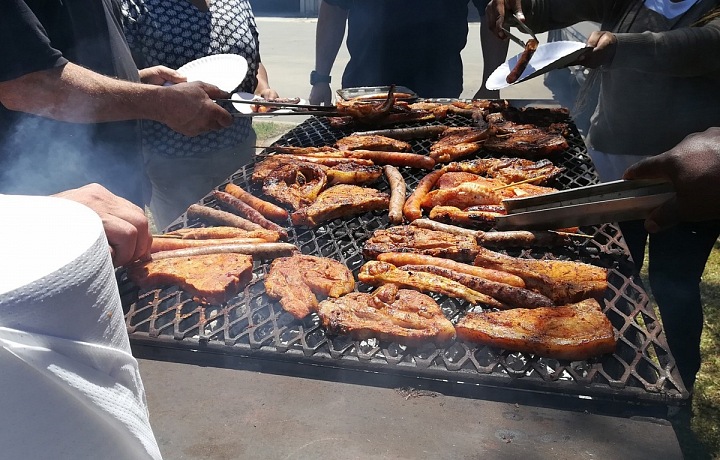 Tradiční vánoční večeře mnoha rodin se odehrává i při posezení v přírodě. 