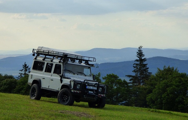Přespat legálně v autě na louce jen sen mnoha dobrodruhů. 