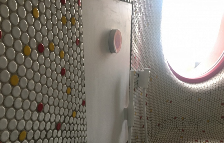 Sprcha recykluje použitou vodu. 