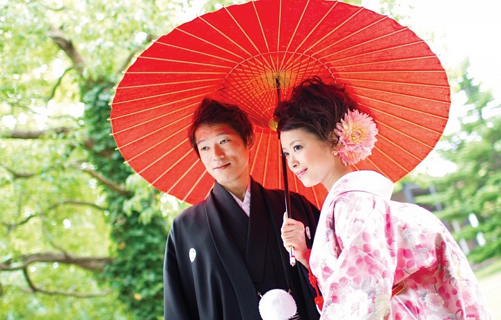 Šintoistické náboženství věří, že na začátku existence Japonska sestoupili z nebes na nově vytvořený pozemský ostrov prvotní šintoističtí bohové Izanagi a Izanami