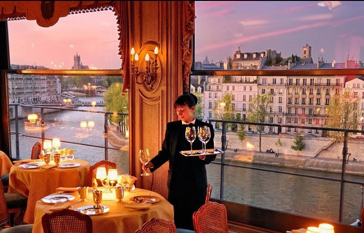 Výhled na řeku Seinu z restaurace Tour D'Argent.