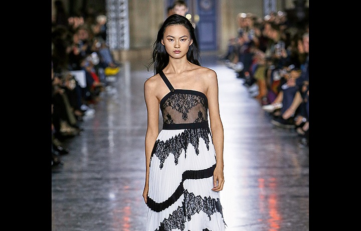 Strhující večerní róba Givenchy S/S 2018