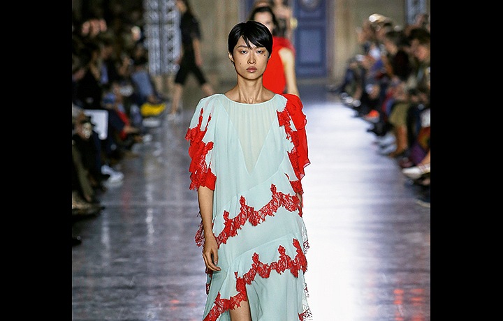 Strhující večerní róba Givenchy S/S 2018