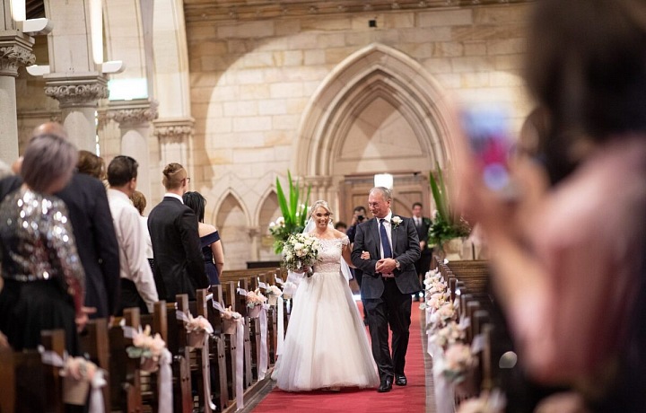  Oba rodiče vedou nevěstu uličkou