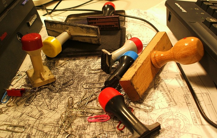 Papírování na úřadech je typické.