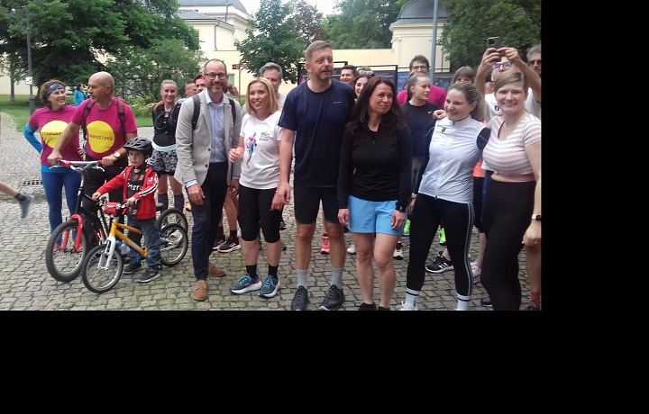 Jan Farský, Danuše Nerudová a Vít Rakušan v předvolebním běhu v pražské Stromovce.