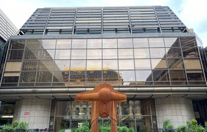 Socha od Stefana Milkova u Národního divadla.