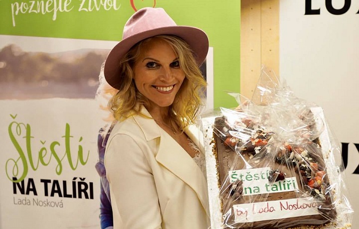 Před nedávnem vydala Lada knihu Štěstí na talíři 