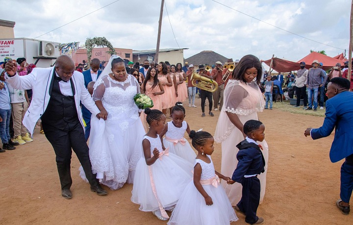 Obyvatelia Zimbabwe známi svojou silnou vôľou, odolnosťou a komunitným duchom.