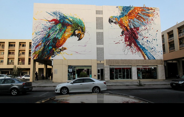 Skupina umělců použila budovy ulice 18 B v Karamě jako své plátno a vytvořila na nich velké nástěnné malby s graffiti