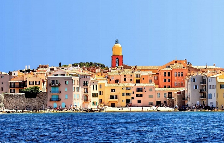 Saint Tropez má luxusní kluby.