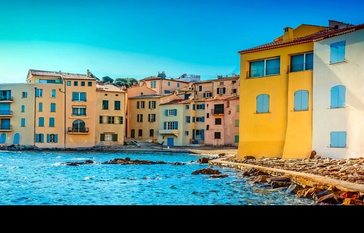 Saint Tropez má luxusní kluby.