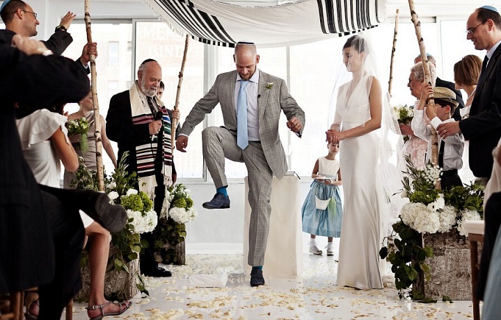 Ilustrační foto: O posledním požehnání dostane pár skleničku s vínem zabalenou v plátně. Po jejím společném vypití ji ženich rozšlápne na podlaze 