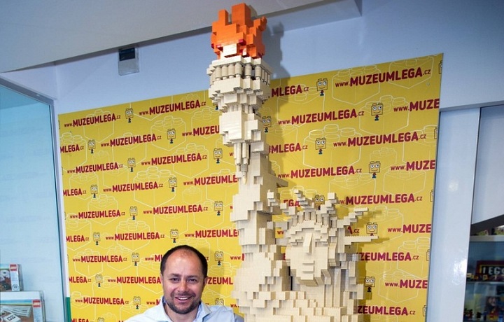 Sochu sovobody stejně jako většinu modelů si Miloš Křeček staví sám.