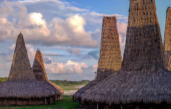 Typické domy na ostrově Sumba