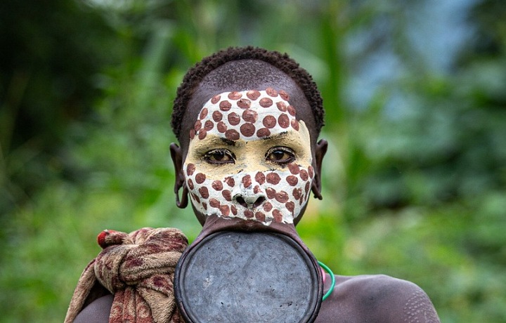 V Etiopii dívce vloží do rtu hliněný kotouč