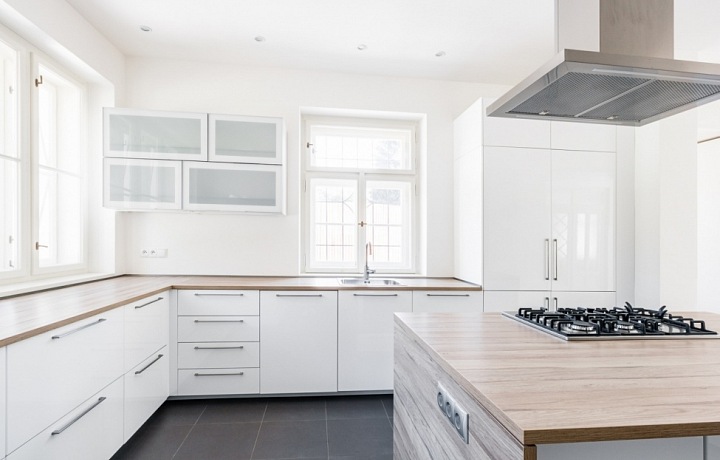 Světlá kuchyně ve vile v Šáreckém údolí