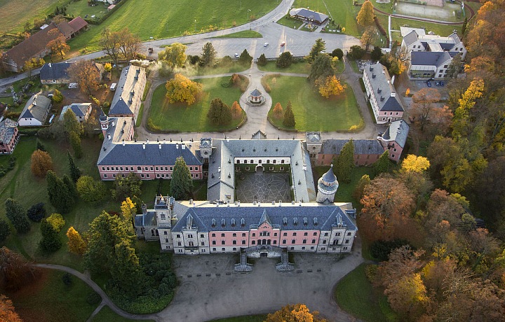 Sychrov pohled seshora