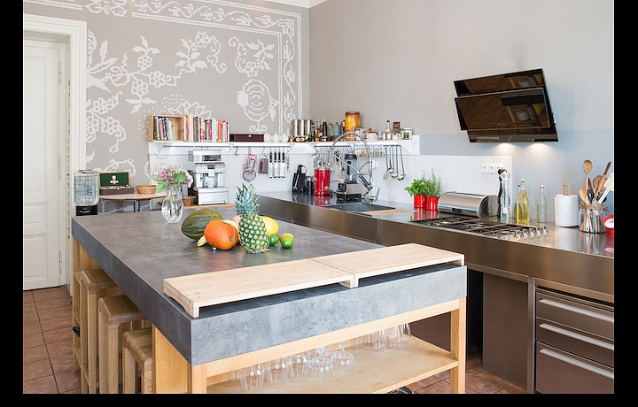 Tančící kuchyně s ručně malovaným cibulákovým vzorem