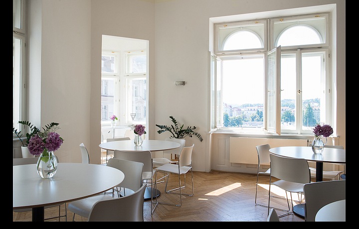 Tančírna s výhledem na řeku Vltavu a Tančící dům