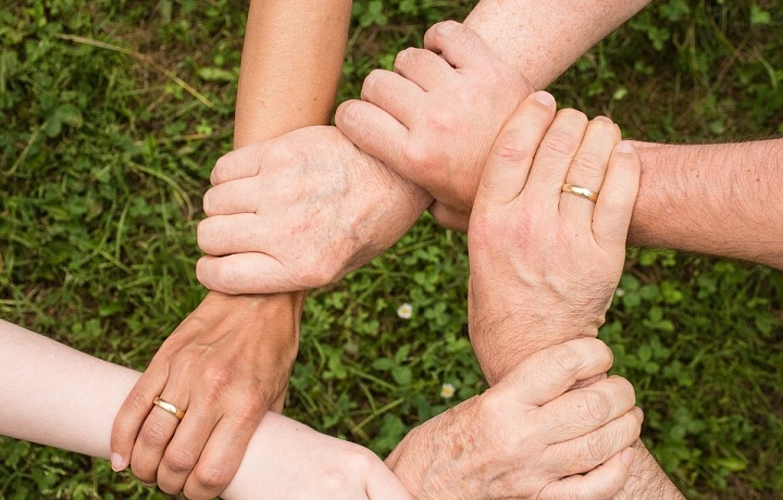 Rodina musí držet pohromadě a pomáhat si.
