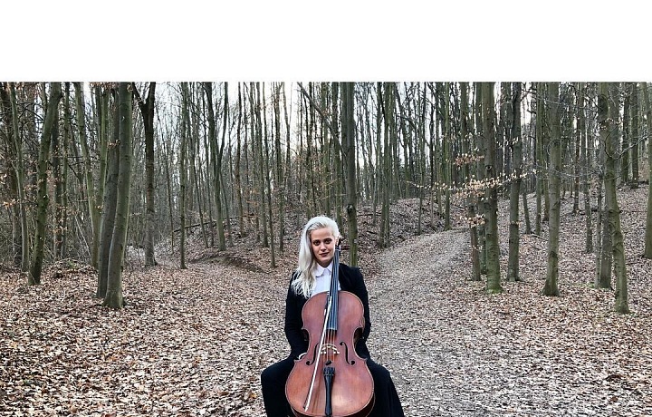 Terezie pózuje s violoncellem v lese