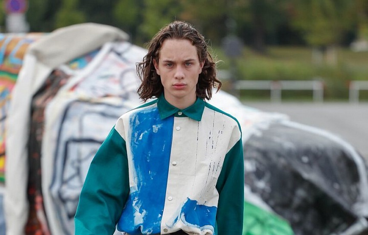 Designér sáhl po neoprenu