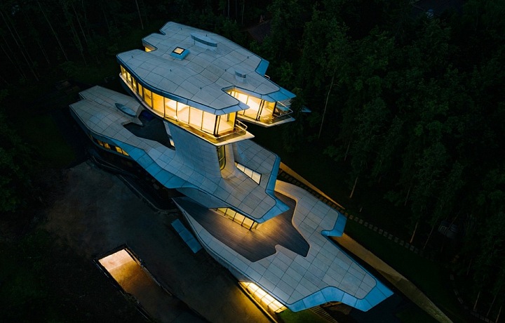 Luxusní budova blízko Moskvy v noci