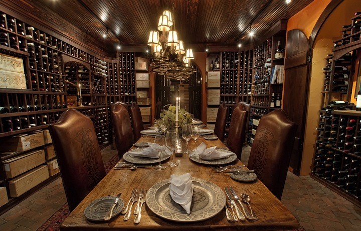 Luxusní večeře ve vinném sklepě