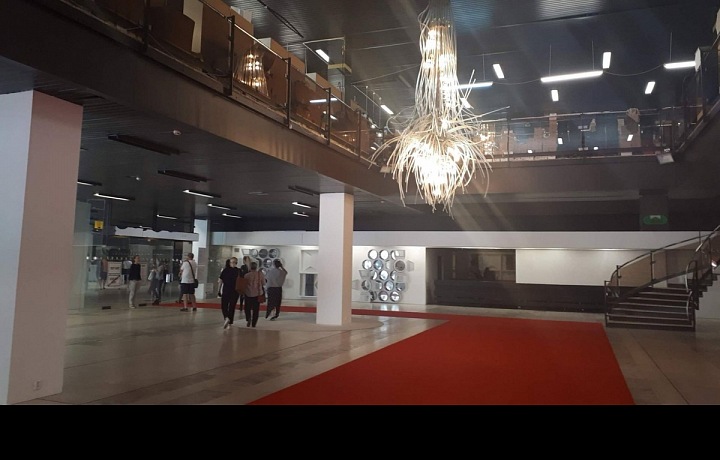 Prázdné interiéry hotelu Thermal