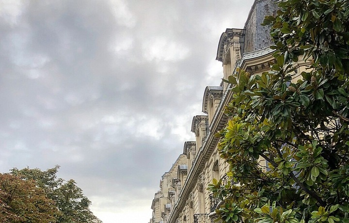 Atmosféra na Avenue Montaigne.