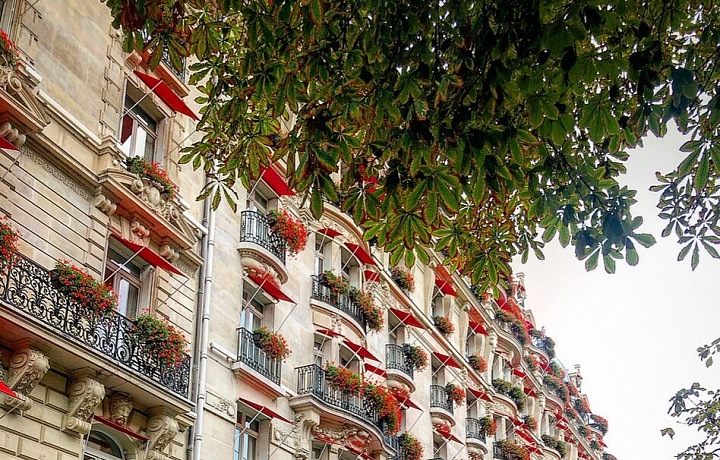 Hotel Plaza Athénée na Avenue Montaigne.