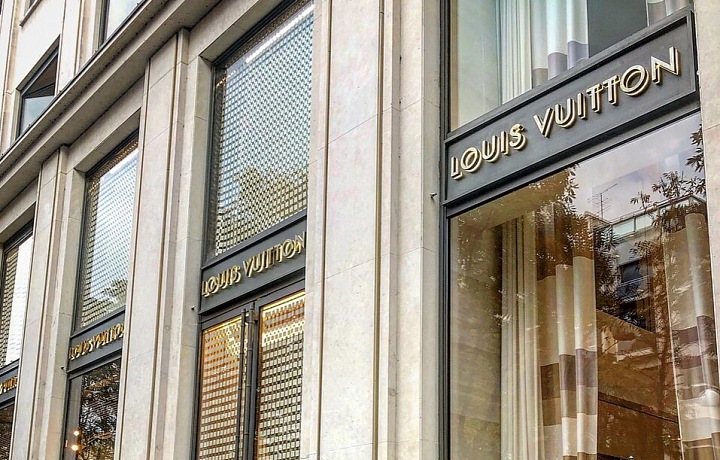 Komorní butik Louis Vuitton na Avenue Montaigne.