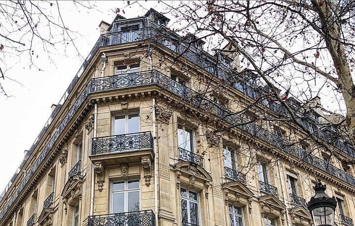 Slavná pekárna Ladurée na Avenue Champs-Élysées.