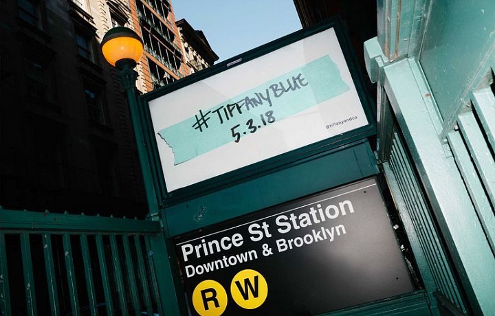 Tiffany nabarvil New York do modra!