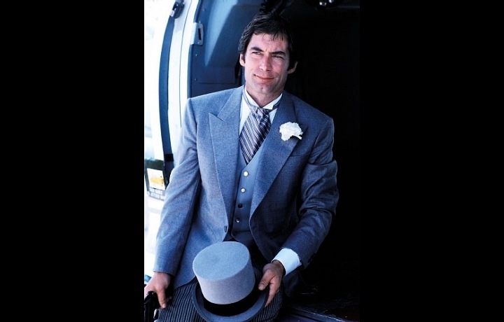 Timothy Dalton jako jeden z mála nosil i cylindr. 