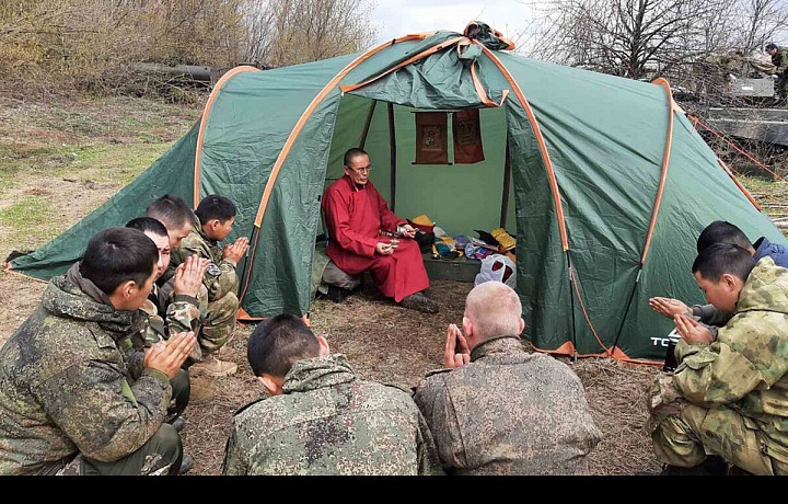  Vojáci z Burjatska se modlí na Ukrajině